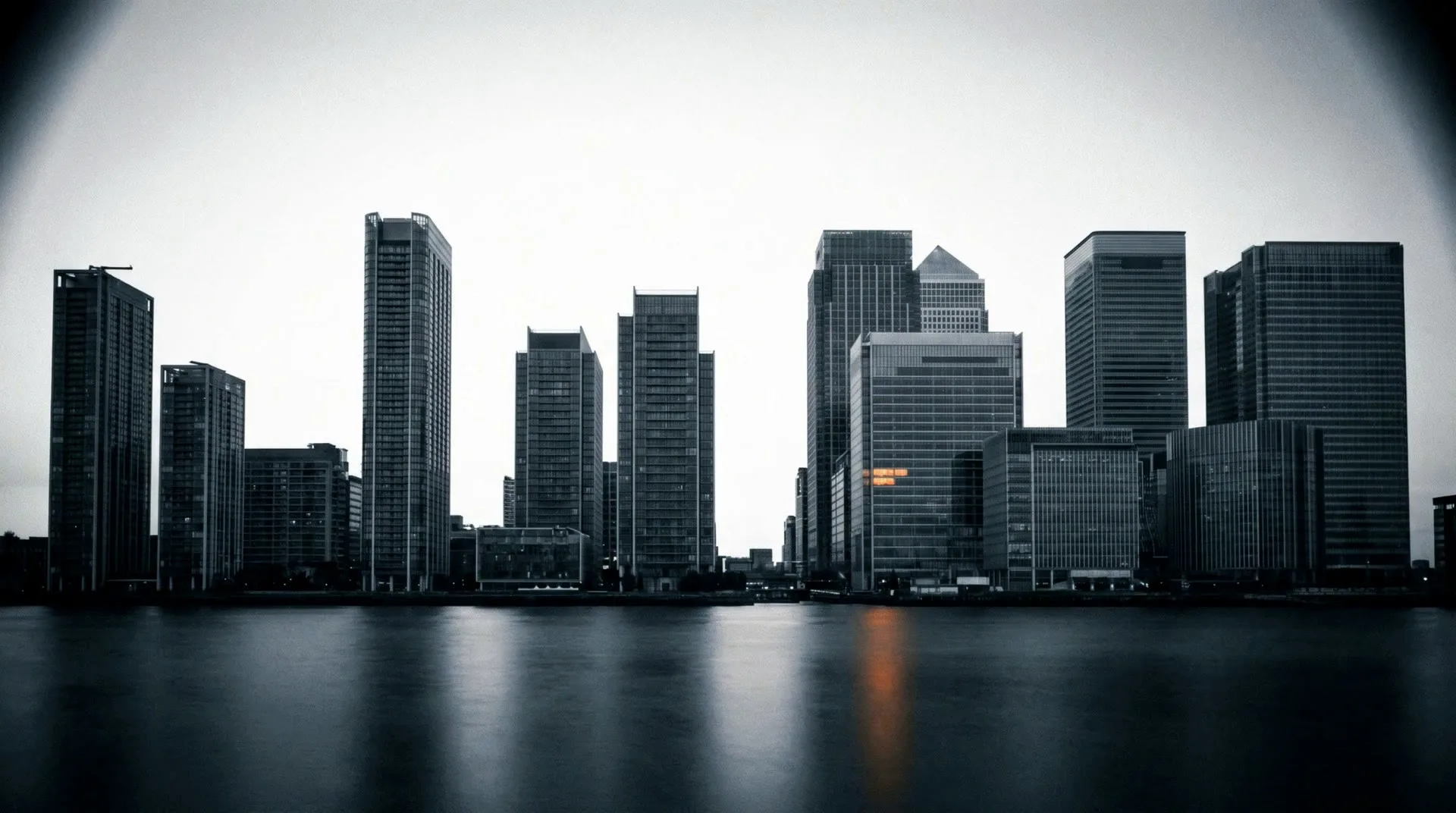 Kantorenskyline bij dageraad boven stil water